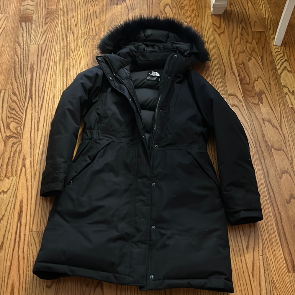 Black north face women’s parka size medium